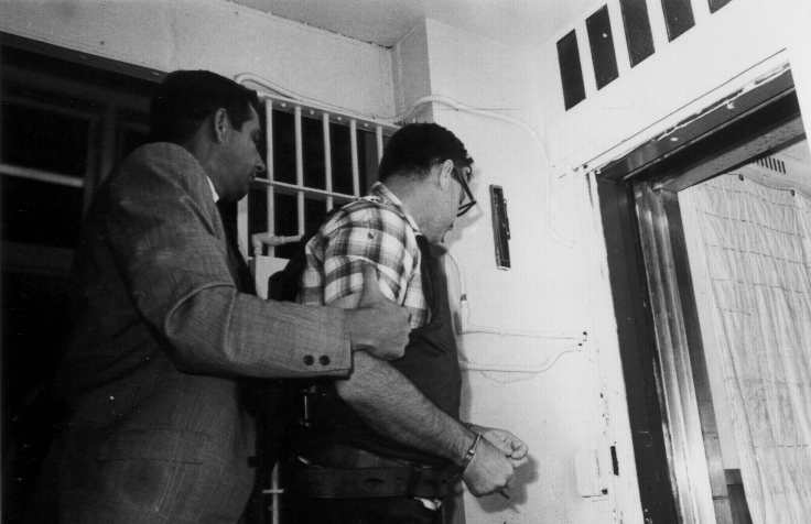 06James Earl Ray being brought into jail 06.jpg